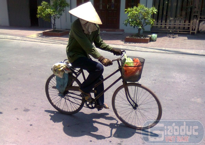 Không ai có thể nhận ra khuôn mặt thật của những người phụ nữ nghèo giữa trưa nắng gắt